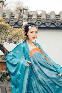 尊爷怀中的小孩她又撩又野