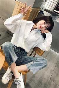 畅销小说睁眼八零夜,娇美村花靠美食暴富