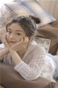 女儿被锁在车里热死时，老公在陪白月光在线