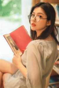 生日那晚,老公在女大学生怀里推介