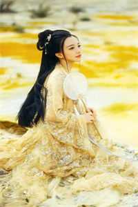 抢走未婚夫青梅项链后，他将奶奶救命血送上拍卖会无删减