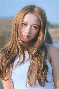 女儿被嘲出不起春游钱后，我反手甩出国外旅游照片全局
